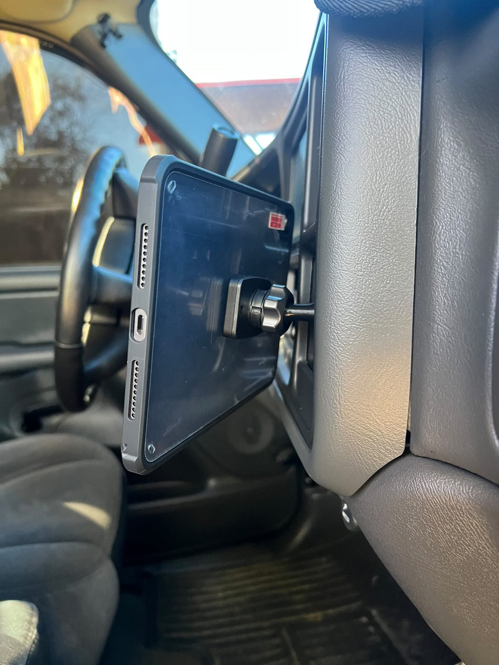 2003–2007 GM Classic Corner Dash Pocket Magnetic Tablet Mount